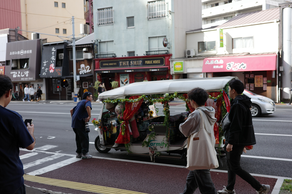 A legal tuk-tuk that blends into Fukuoka city, but has been modified to the point that it no longer retains its original shape.